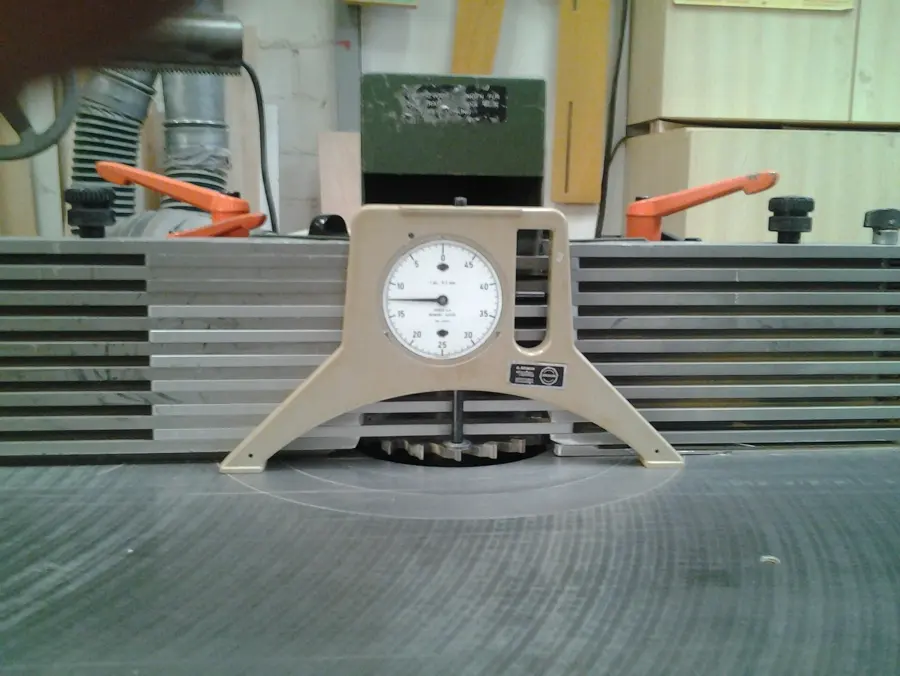 Height gauge on a machine table