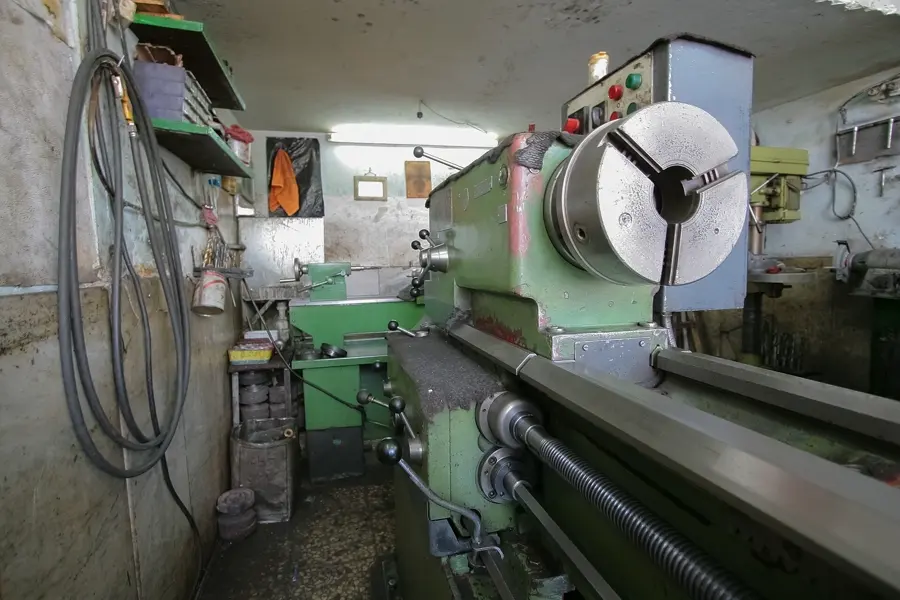 Metal turning on a lathe